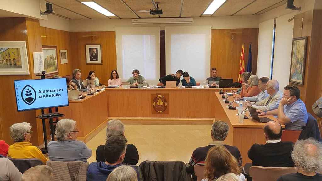 Miembros del Ayuntamiento de Altafulla durante la sesión plenaria / AJUNTAMENT D'ALTAFULLA