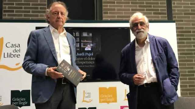 Josep Ramoneda (izq.) y Vicenç Villatoro (der.) en la presentación del libro 'Entre el dolor i l'esperança', una larga entrevista con Jordi Pujol / EP