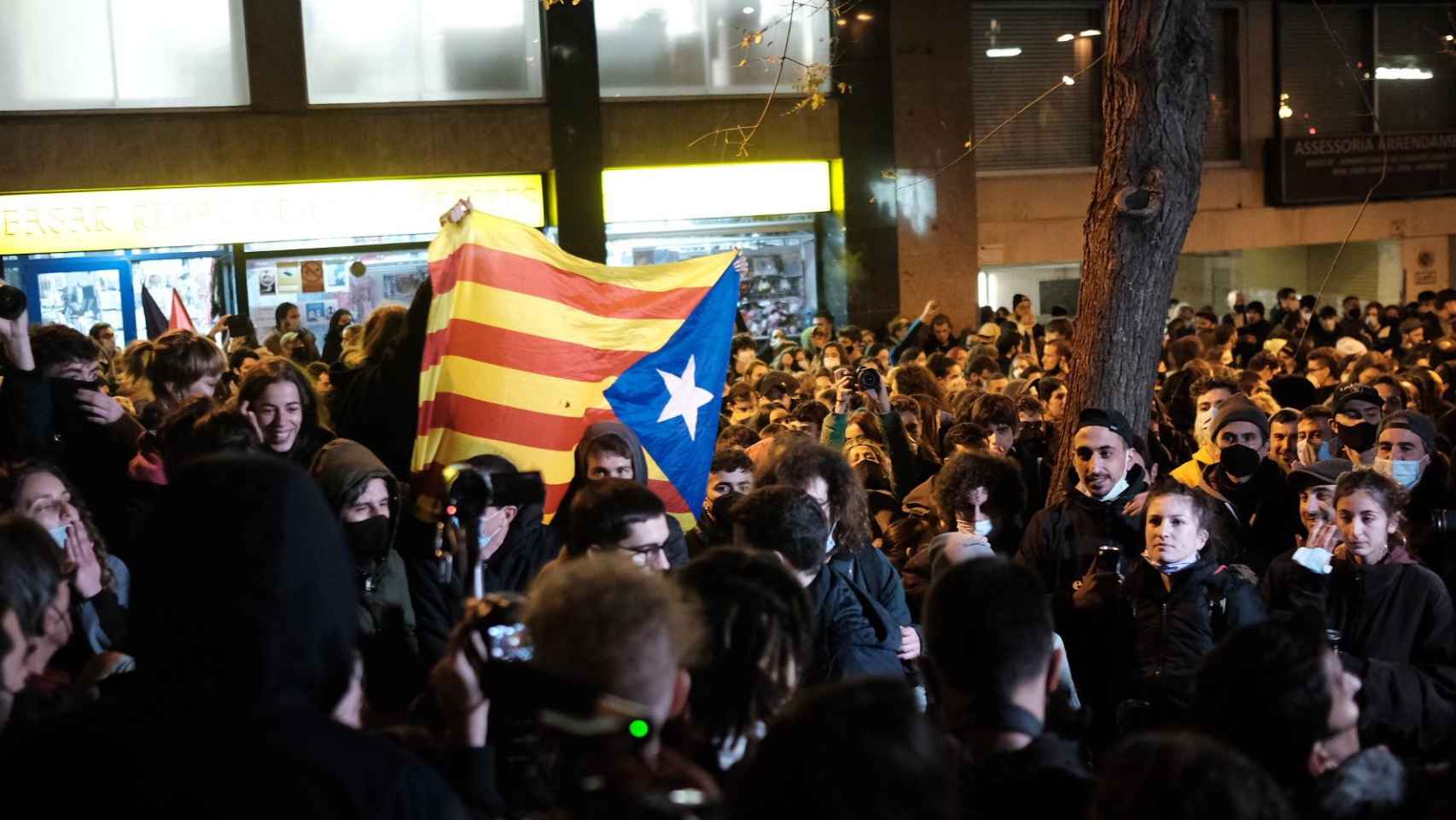 Manifestantes contra el encarcelamiento de Pablo Hasel en Barcelona, parte de ellos con sus mascarillas bajadas / PABLO MIRANZO