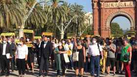 Seguidores de los exmiembros de la Mesa del Parlament, a la entrada del TSJC antes de iniciar del juicio / EP