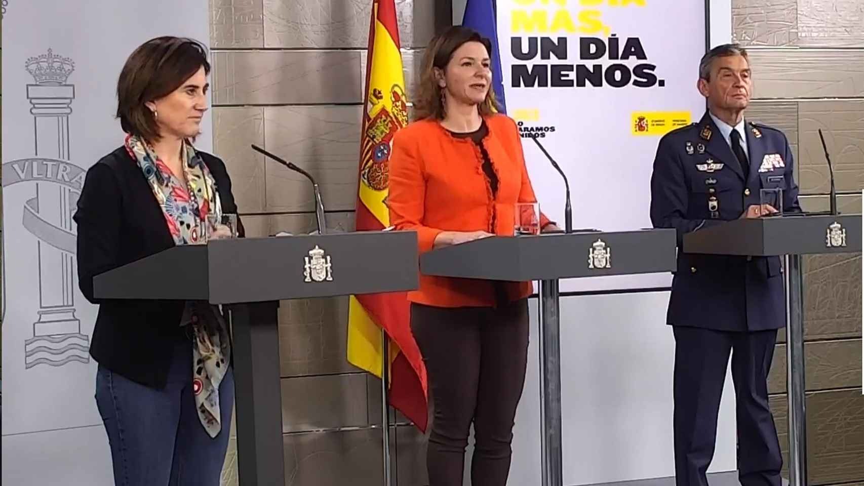 María José Sierra, del Ministerio de Sanidad;  María José Rallo, del Ministerio de Transportes; Miguel Villarroya, jefe del Estado Mayor de la Defensa / EFE