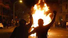 Dos activistas ante una barricada durante las protestas contra la sentencia del Supremo / EFE