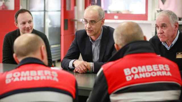 Antoni Martí (c), actua jefe de Gobierno de Andorra, junto a su sucesor dentro de DA, Xavier Espot (i), que deberá hacer frente a los resultados del tripartito en el Principado / GA