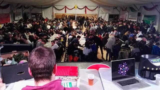 Así acosa el nacionalismo a los jóvenes constitucionalistas: carpa donde se celebra el Quinto de Nadal de Sant Cugat del Vallès / CAL TEMERARI