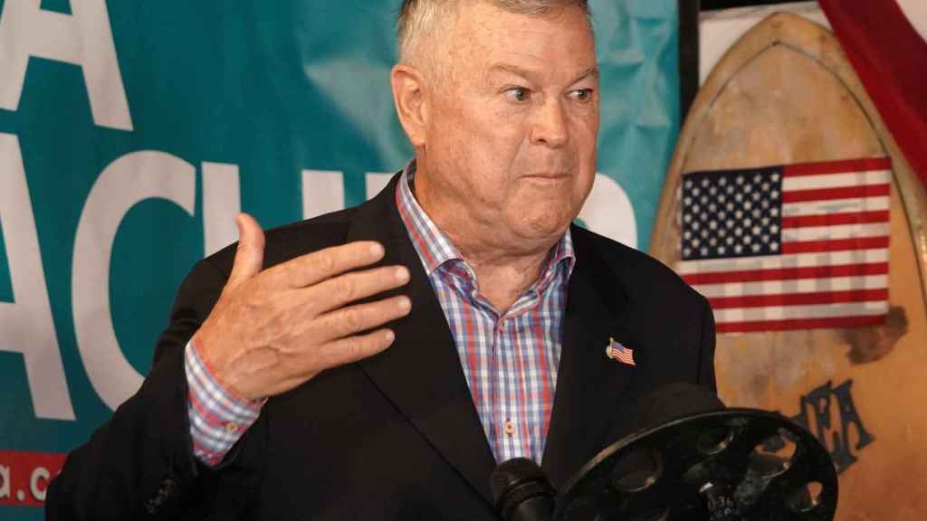 Dana Rohrabacher, tras saber que su rival demócrata le había superado por décimas en las elecciones legislativas en Costa Mesa (California) / EFE