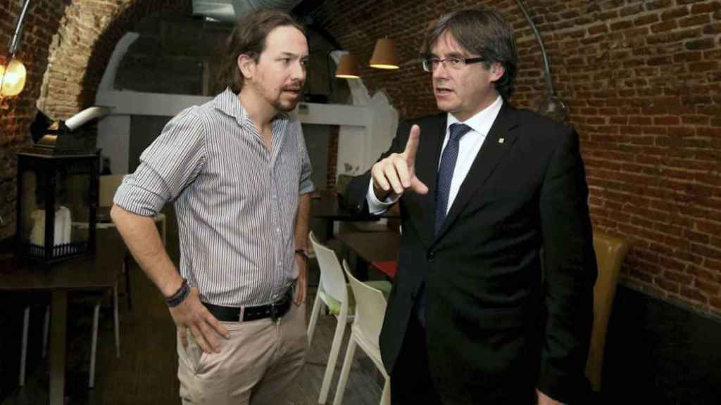 El expresidente de la Generalitat, Carles Puigdemont, junto al líder de Podemos, Pablo Iglesias, en una imagen de archivo / EFE