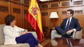 Soraya Sáenz de Santamaría y Pablo Casado en su encuentro en el Congreso / EFE