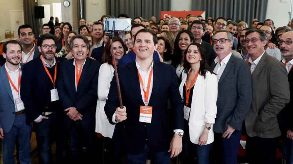 El líder de Ciudadanos, Albert Rivera, se fotografía junto a sus compañeros de partido durante el I Encuentro Nacional de la formación naranja celebrado hoy en San Lorenzo de El Escorial.