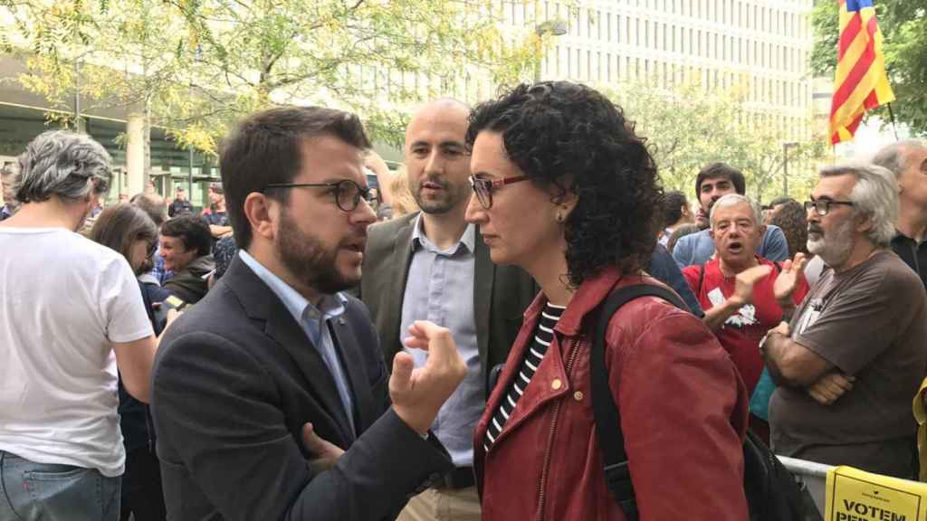 Los dirigentes de Esquerra Pere Aragonés (d) y Marta Rovira (d) a las puertas de la Ciudad de la Justicia en una imagen de archivo/ CG