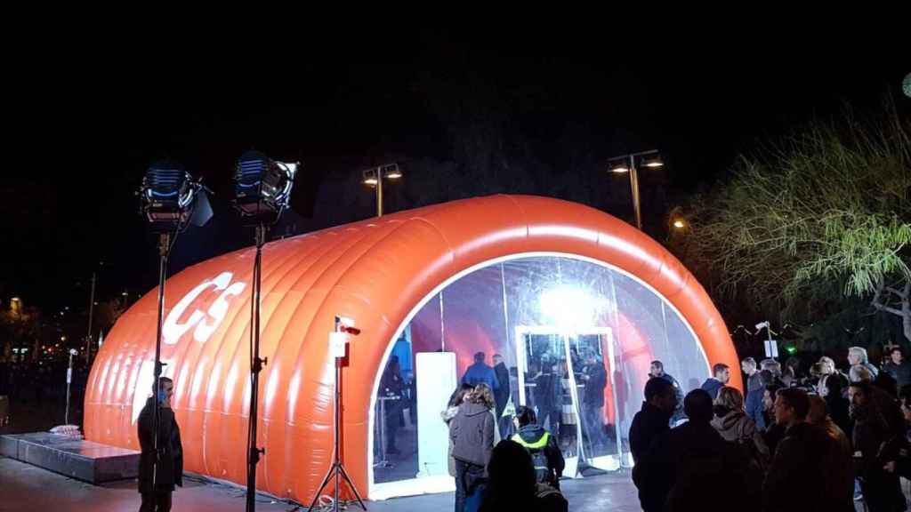 La carpa de Ciudadanos en la plaza Universitat de Barcelona