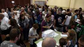 Votantes en un colegio electoral.