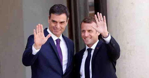 Pedro Sánchez (i) y Emmanuel Macron (d), cuyo gobierno se desmarcó del manifiesto 'procesista' de los senadores franceses, en una imagen de archivo / EFE