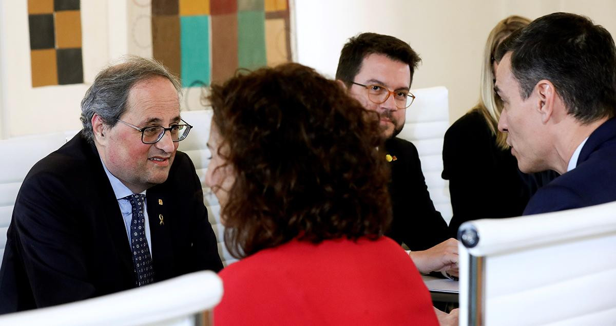 El presidente del Gobierno, Pedro Sánchez (d) conversa con el presidente de la Generalitat, Quim Torra (i), en la primera reunión de la mesa de diálogo en Moncloa / EFE