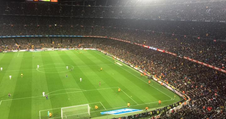 Algunas pelotas de playa, en el estadio del Barça, que fueron retiradas / CG