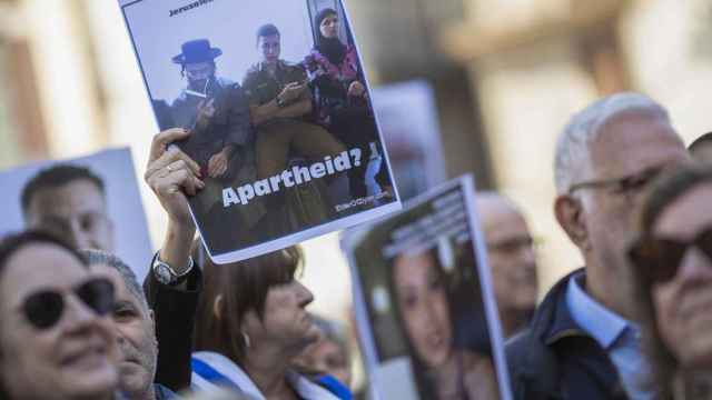 Concentración de protesta contra la decisión de la alcaldesa de Barcelona, Ada Colau, de romper relaciones con Israel convocada por diferentes comunidades judías de Barcelona y Cataluña / EFE