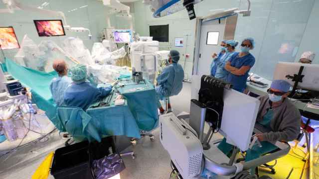 Médicos con el robot quirúrgico Hugo en una sala de intervenciones de un hospital de Madrid / EP