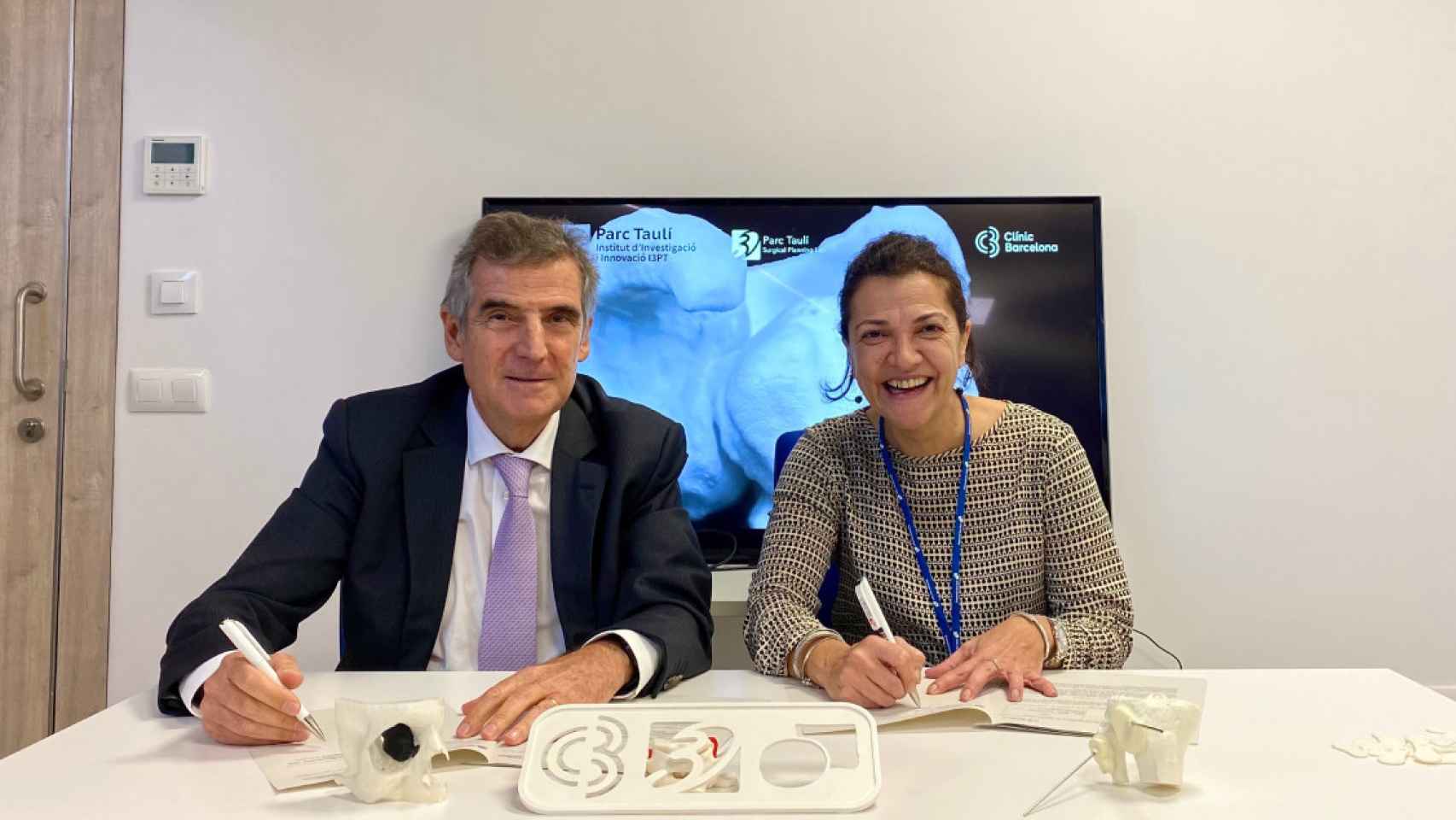 La directora de la Corporación Sanitaria Parc Taulí, Anna Aran, junto al director general del Hospital Clínic de Barcelona, Josep Maria Campistol, durante la firma del convenio / HOSPITAL CLINIC