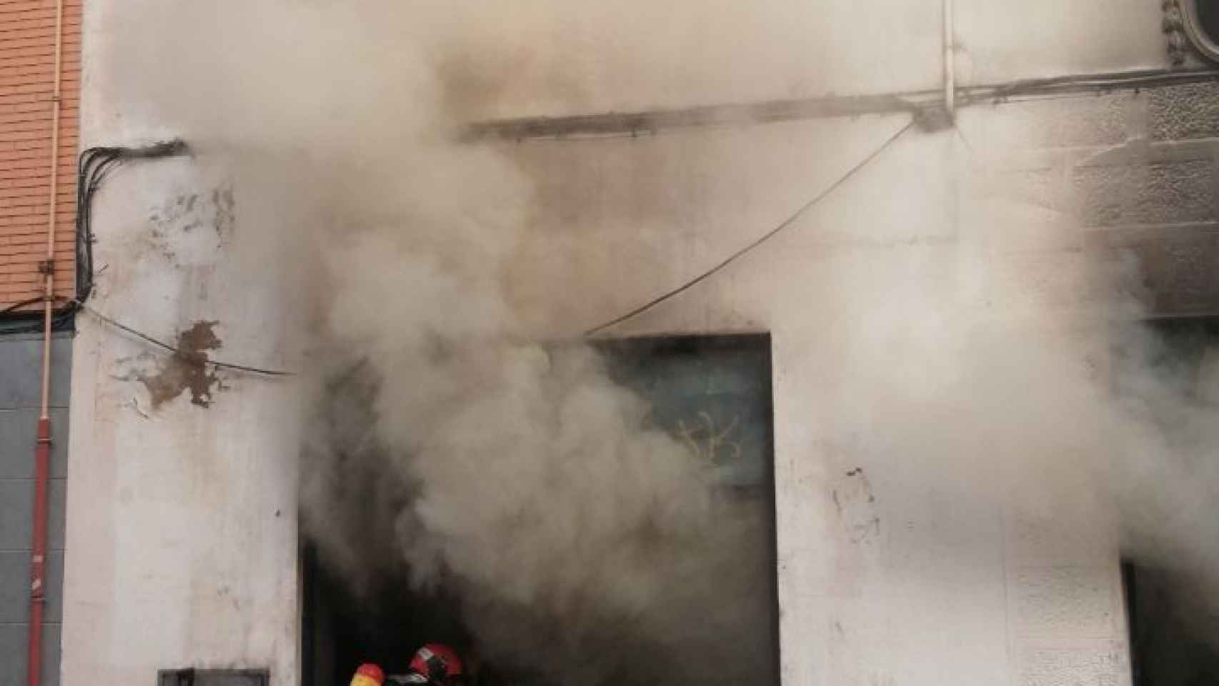 Los bomberos trabajan en un incendio de un local en L'Hospitalet / BOMBERS