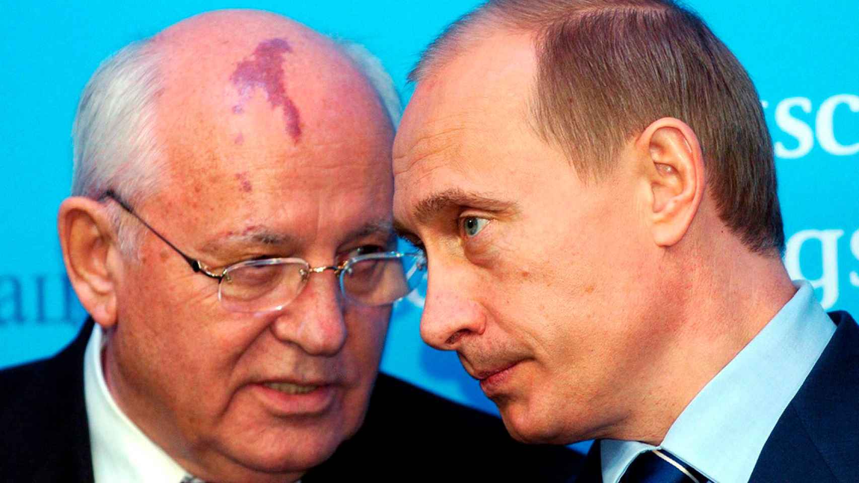 El presidente ruso Vladímir Putin (d) y el ex líder soviético Mikhail Gorbachov (i) hablan durante una conferencia de prensa en el palacio Gottorf en el pueblo norteño de Schleswig (Alemania) el 21 de diciembre de 2004 / EFE - EPA - CARSTEN REHDER GERMANY OUT