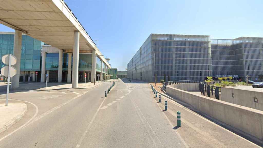 Zona del aeropuerto de El Prat donde se ha producido el incendio del autobús / GOOGLE STREET VIEW