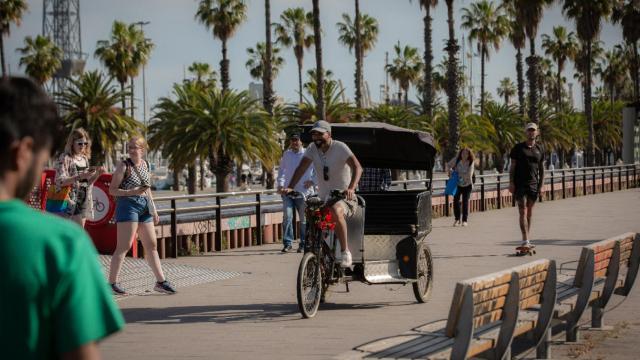 Un bicitaxi circulando por Barcelona. Bicitaxis / DAVID ZORRAKINO - EUROPA PRESS