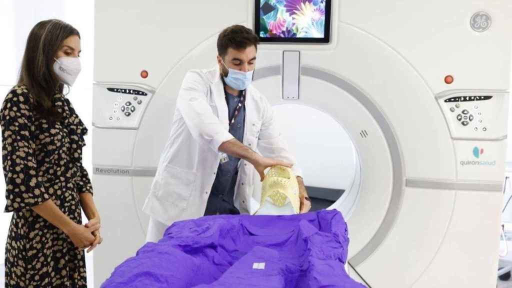 La reina Letizia visita el centro de Protonterapia del Hospital Universitario Quirón Salud Madrid / Casa de S.M. el Rey (EFE)