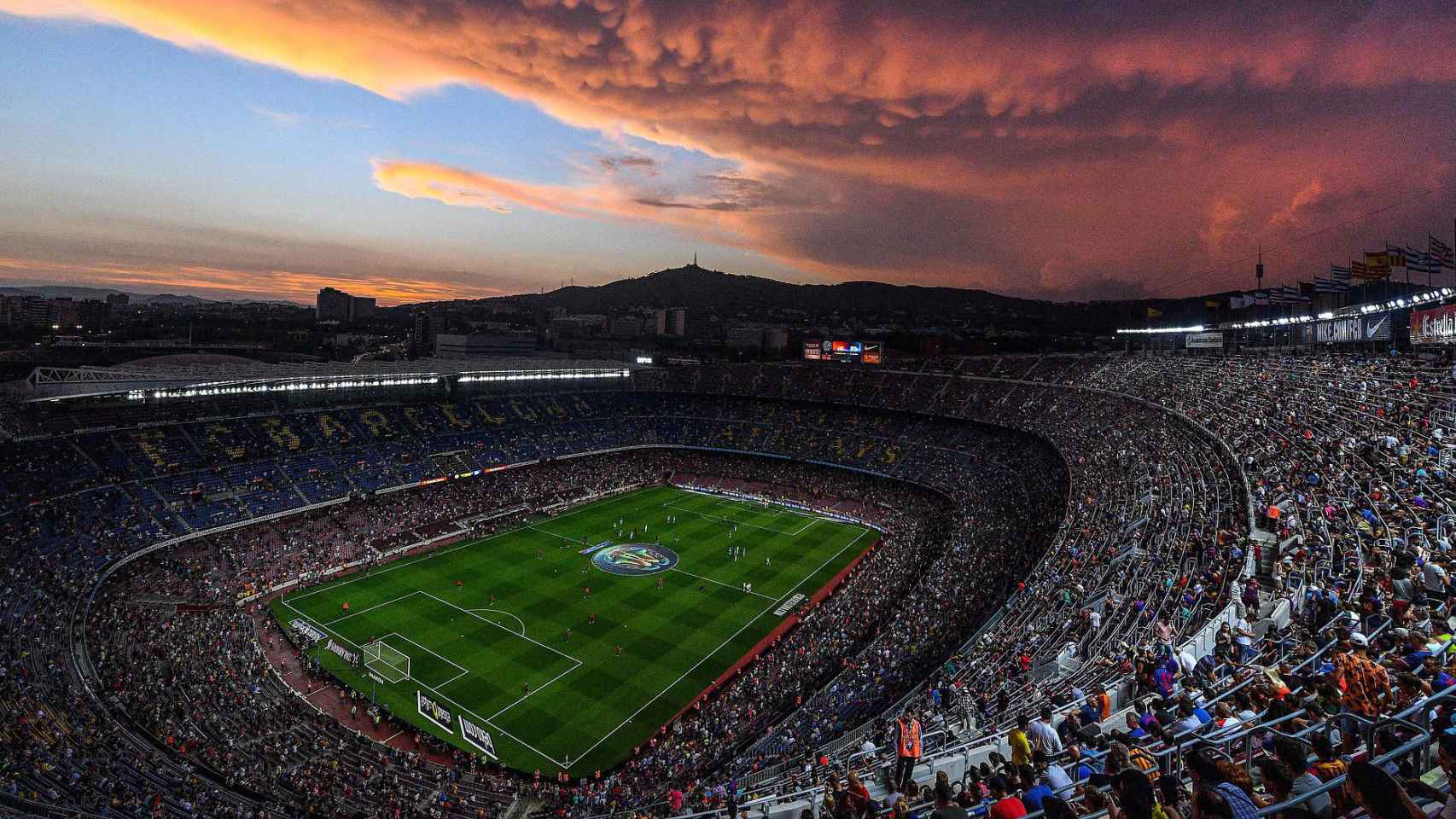 Imagen del Camp Nou al atardecer / PIXABAY