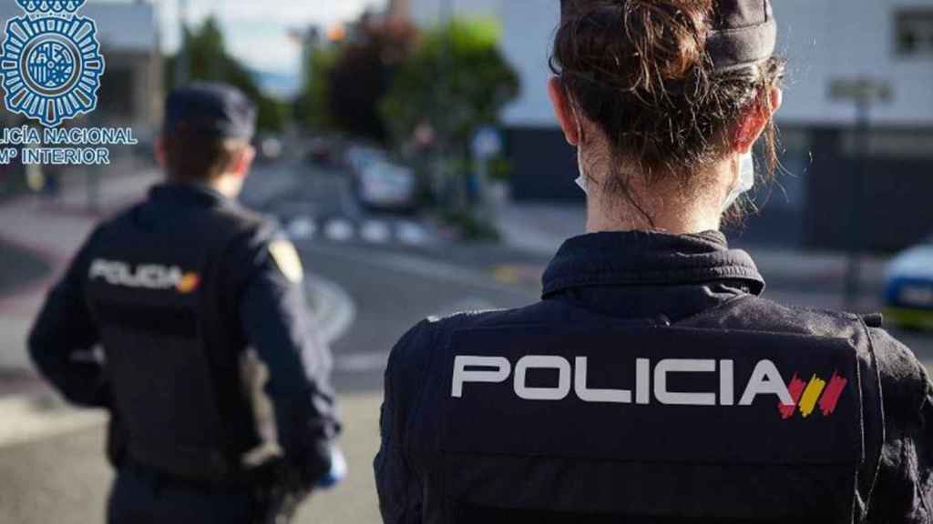 Imagen de archivo de dos agentes de la Policía Nacional, como los que han detenido al entrenador de Girona / EP