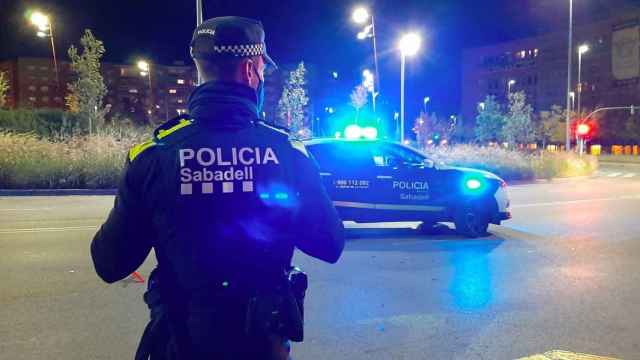 Imagen de archivo de un agente y un coche de la Policía Municipal de Sabadell (Barcelona) / POLICÍA SABADELL