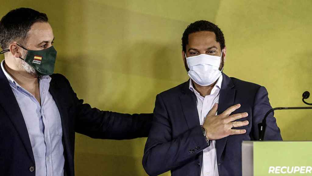 El líder de Vox, Santiago Abascal, junto al candidato al 14F, Ignacio Garriga, durante la noche electoral / EFE