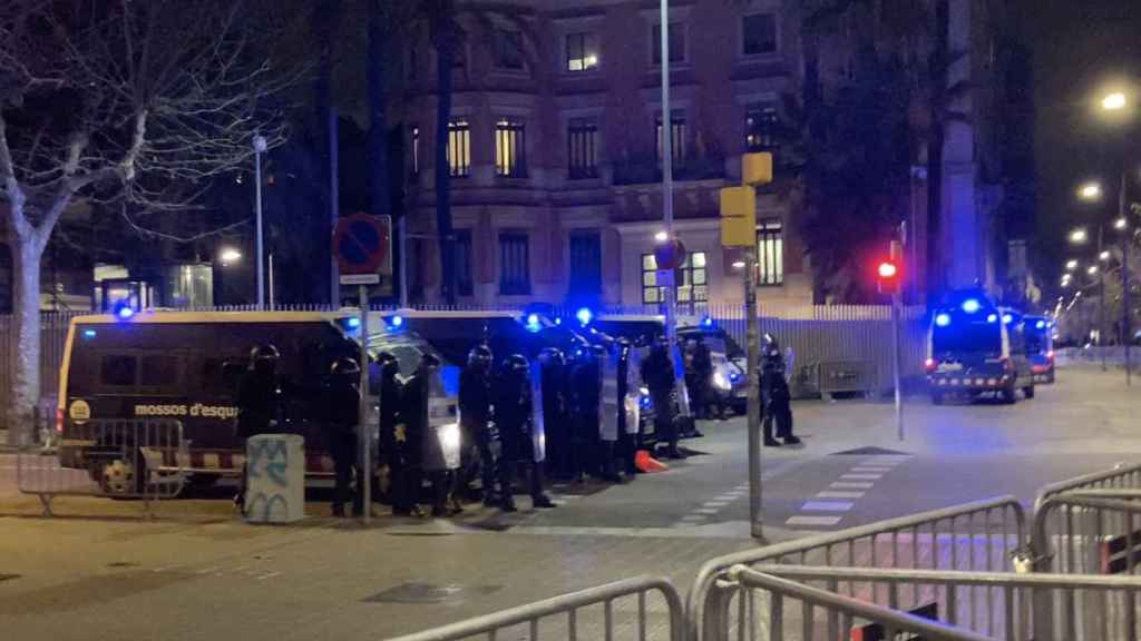 Agentes de Mossos d'Esquadra blindan el Departamento de Interior durante la tercera jornada de disturbios por Hasél / EB