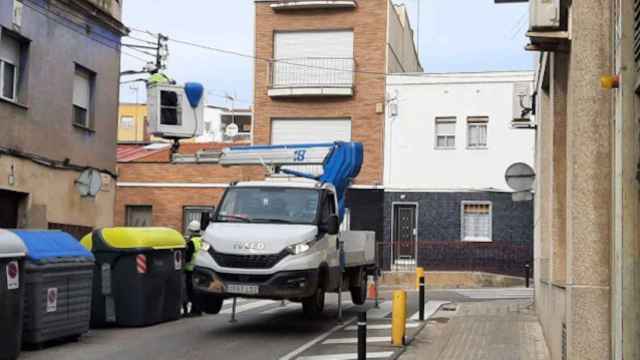 Un operario trata de solucionar un corte de luz en una calle de Sabadell / AJUNTAMENT SABADELL