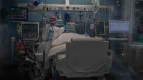 EuropaPress 3441492 trabajadores sanitarios protegidos atienden paciente unidad cuidados