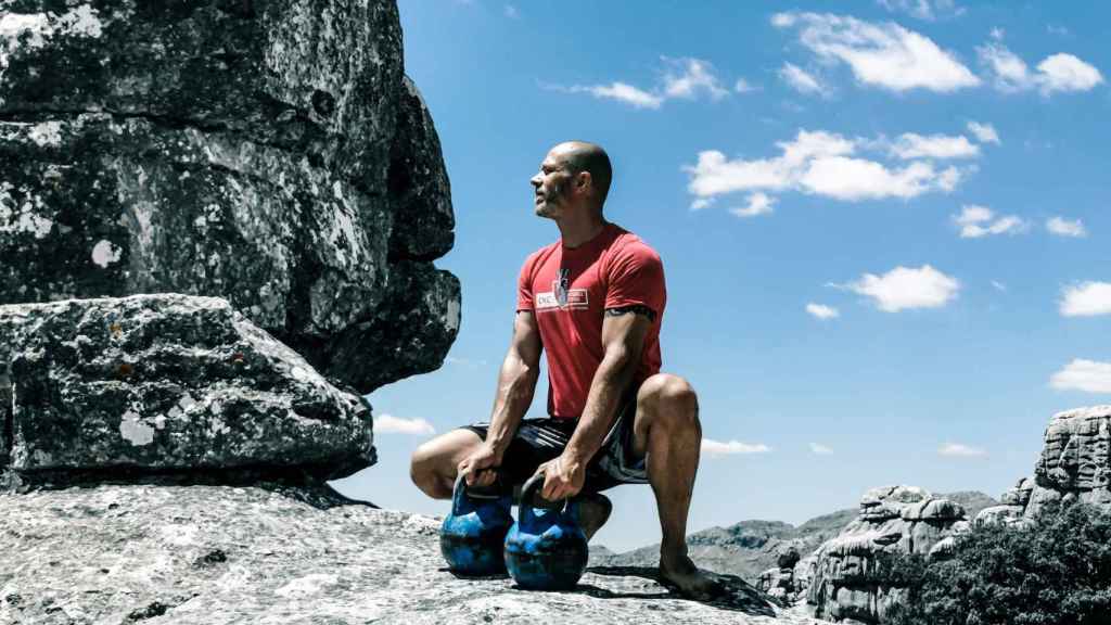 Entrenamiento con pesas rusas al aire libre / PEXELS