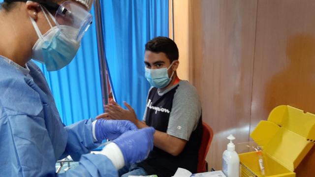 Un profesional sanitario realiza una prueba PCR en uno de los cribajes masivos / EP