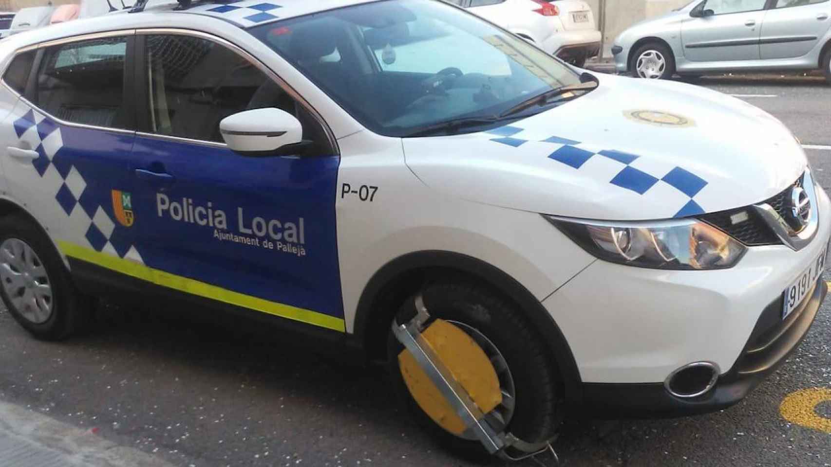 Coche de la Policía Local de Pallejà con un cepo puesto / CG