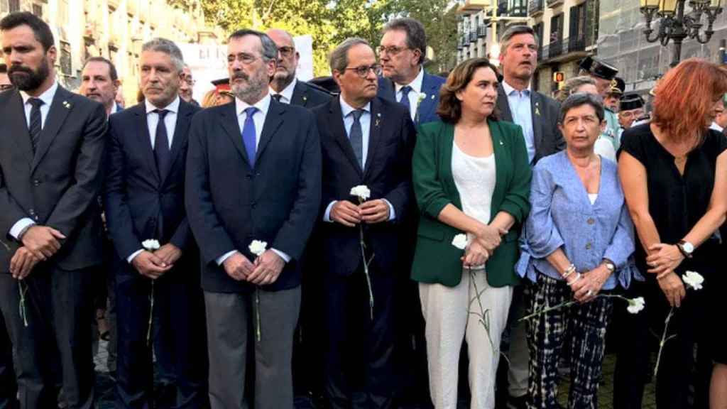 Roger Torrent, Fernando Grande-Marlaska, Manuel Cruz, Quim Torra, Ada Colau y Teresa Cunillera en el acto de homenaje oficial del 17A / DELEGACION GOBIERNO