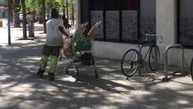 Una persona con un carro de chatarra en la calle Casp, en Barcelona / EB