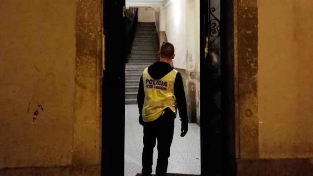 Un mosso d'esquadra, durante la intervención contra los narcopisos en el Eixample en Barcelona / CME