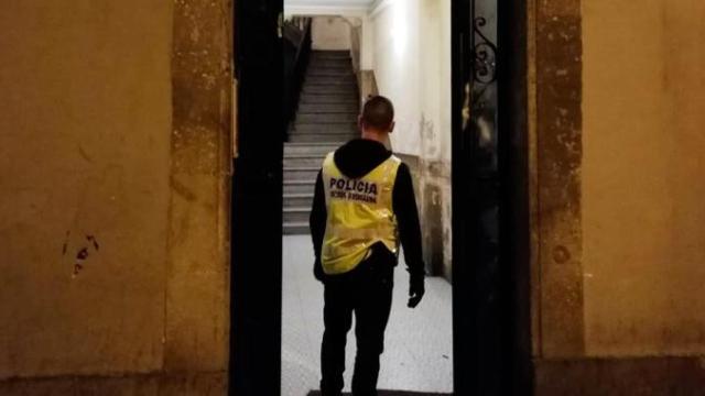 Un mosso d'esquadra, durante la intervención contra los narcopisos en el Eixample en Barcelona / CME