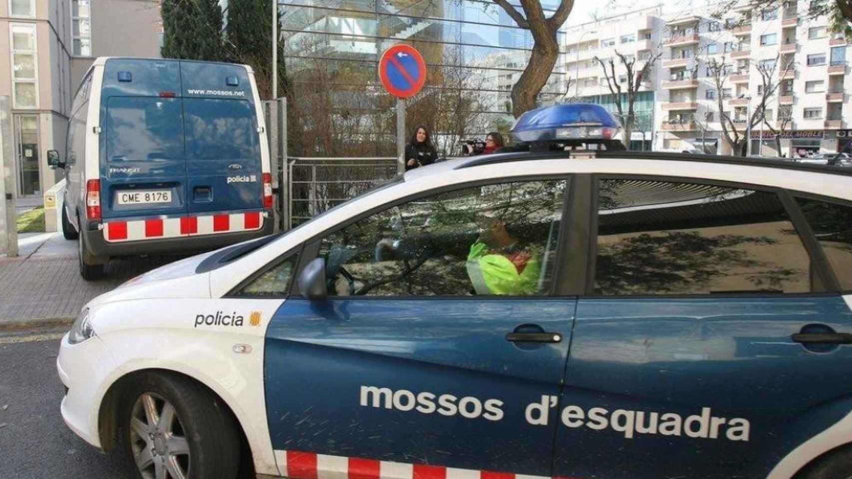 Una foto de archivo de una patrulla de Mossos d'Esquadra Detenido un hombre por lanzar a su mujer desde el piso