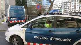 Una foto de archivo de una patrulla de Mossos d'Esquadra Detenido un hombre por lanzar a su mujer desde el piso