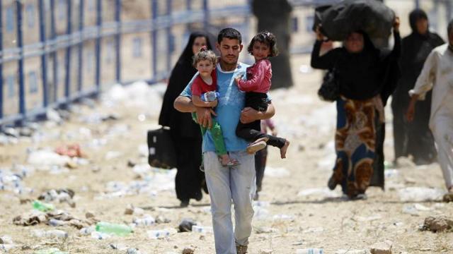 Una familia consigue llegar a territorio turco en su huida de Siria.