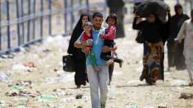 Una familia consigue llegar a territorio turco en su huida de Siria.