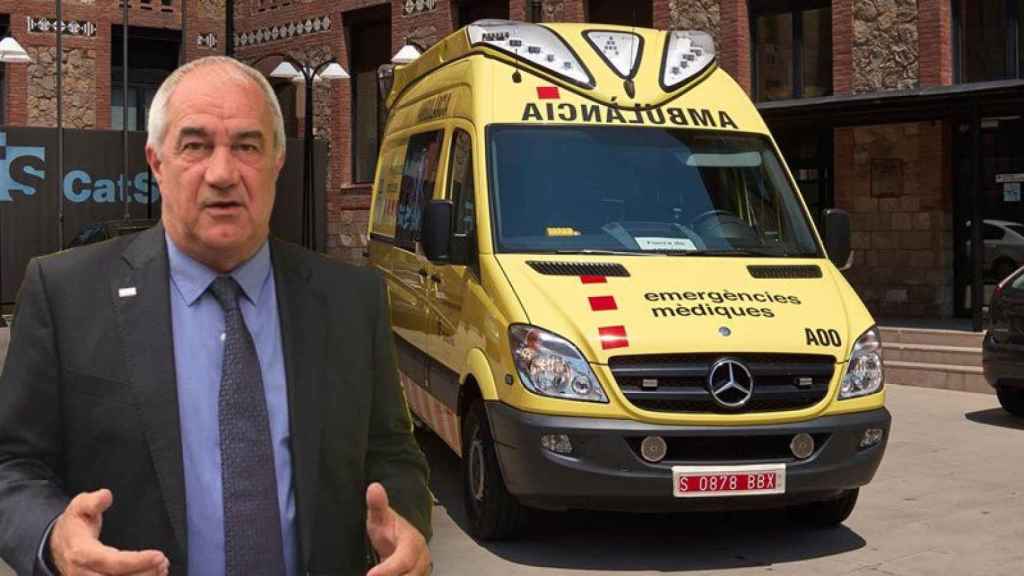 Frederic Bonet, director de Emergencias cuando se desarrolló el concurso de ambulancias, y un vehículo medicalizado.