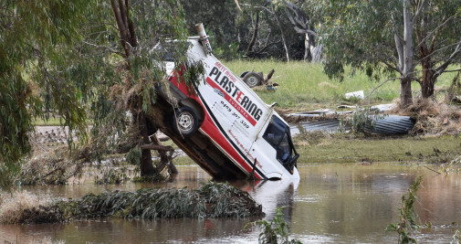 Uno de los muchos vehículos arrastrados durante una inundación repentina en la ciudad de Eugowra, en el centro oeste de Nueva Gales del Sur / EUROPA PRESS / Murray McCloske