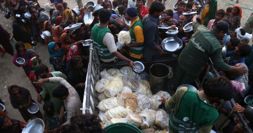 Las personas afectadas por las inundaciones reciben alimentos gratis en la provincia de Sindh / EFE