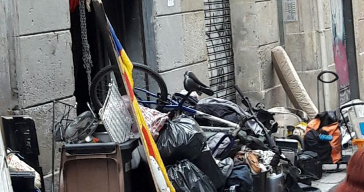 Trastos del piso okupado del carrer Sant Gil, en el Raval / CG