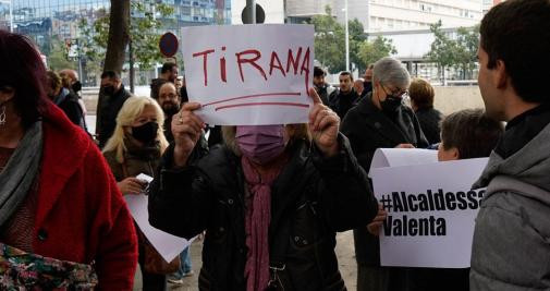 Manifestantes de Vox y de los Comunes chocan en las puertas de la Ciutat de la Justícia por la declaración de la alcaldesa / LM AÑÓN - CG