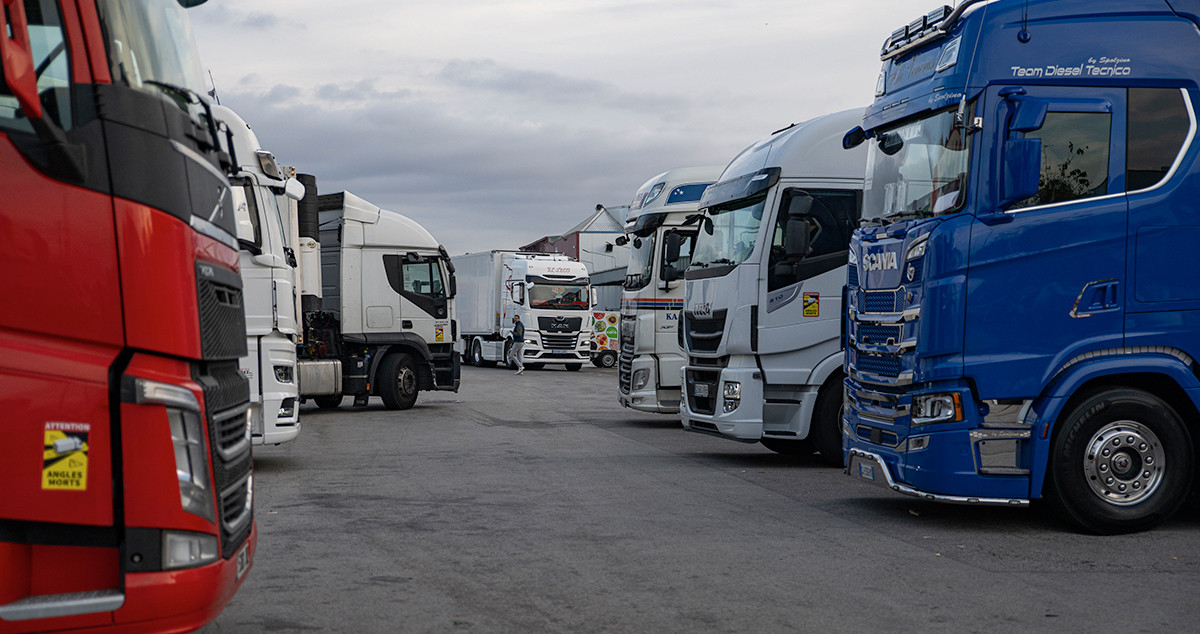 Varios camiones estacionados en las inmediaciones de Mercabarna / EUROPA PRESS